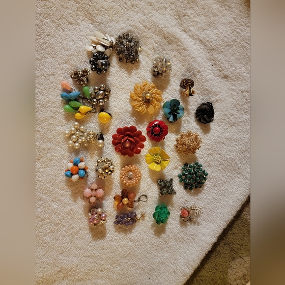 Lot of clip on earrings missing matches. - Picture 3 of 3